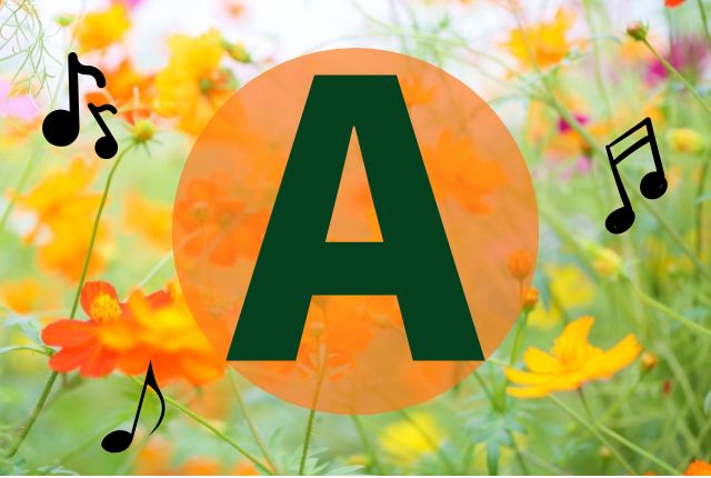 花畑の背景にアルファベットのAが書かれています。