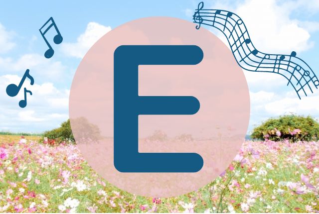 花畑の背景にアルファベットのEが書かれています。