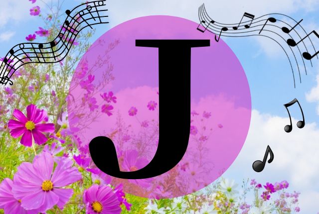 花畑の背景にアルファベットのJが書かれています。