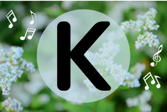 花畑の背景にアルファベットのKが書かれています。