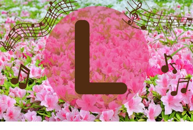 花畑の背景にアルファベットのLが書かれています。