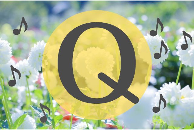 花畑の背景にアルファベットのQが書かれています。