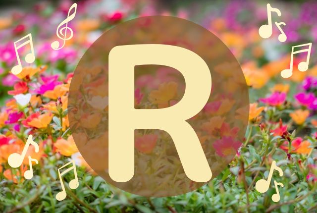 花畑の背景にアルファベットのRが書かれています。